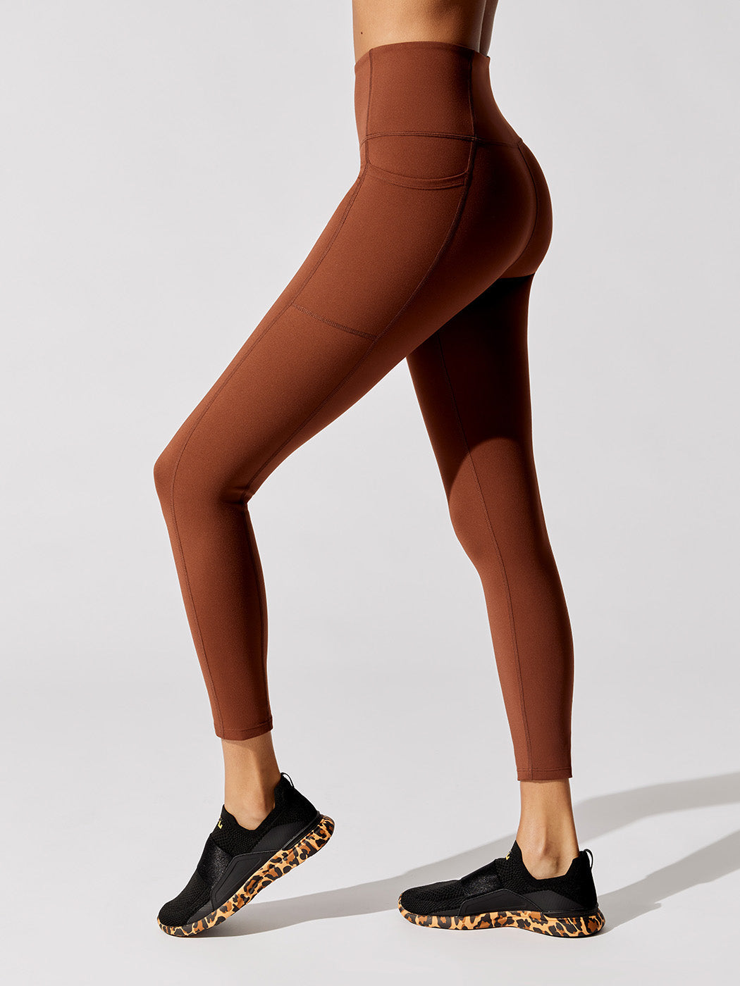 https://internationaldesignforum.com/wp-content/uploads/2022/04/CARB-CRB20166-BRWDBW-high-rise-7-8-legging-with-pockets-in-cloud-compression-Color-CAPPUCCINO.jpg